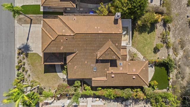 2332 Back Nine St, Oceanside CA: https://media.crmls.org/mediaz/23a02181-9165-460f-bcd1-53d5680e39f0.jpg