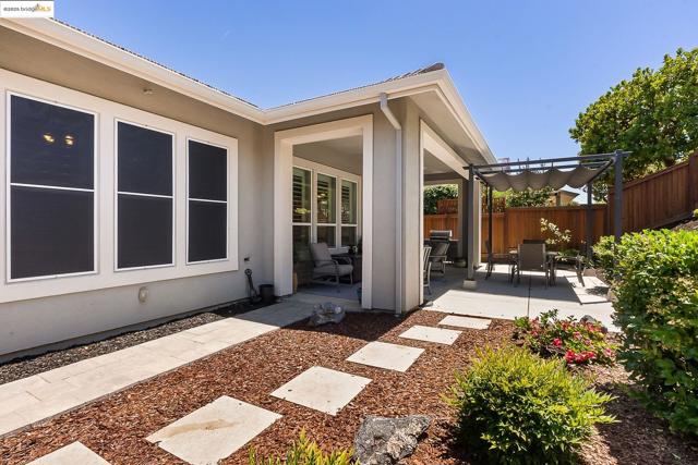 1627 Healing Rock Ct, Brentwood CA: https://media.crmls.org/mediaz/23a042a1-64b4-45fe-8722-fd8c4e32c3e0.jpg