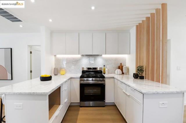 528 Ruby St, Redwood City CA: https://media.crmls.org/mediaz/23a152bd-8012-44d3-97bf-c164bceec893.jpg