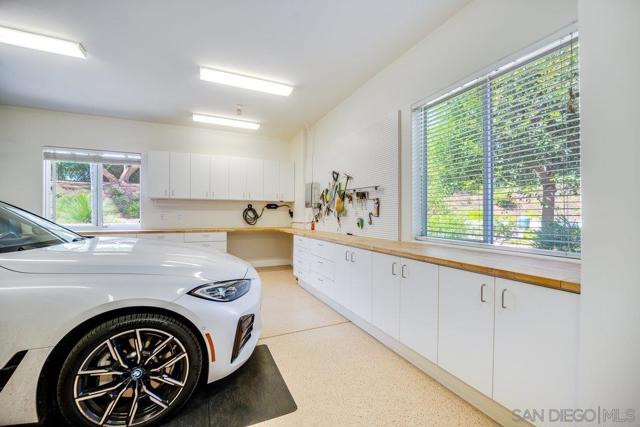 2860 Via Rancheros Way, Fallbrook CA: https://media.crmls.org/mediaz/23a19d41-504f-4b8c-8ece-811cdd106f68.jpg