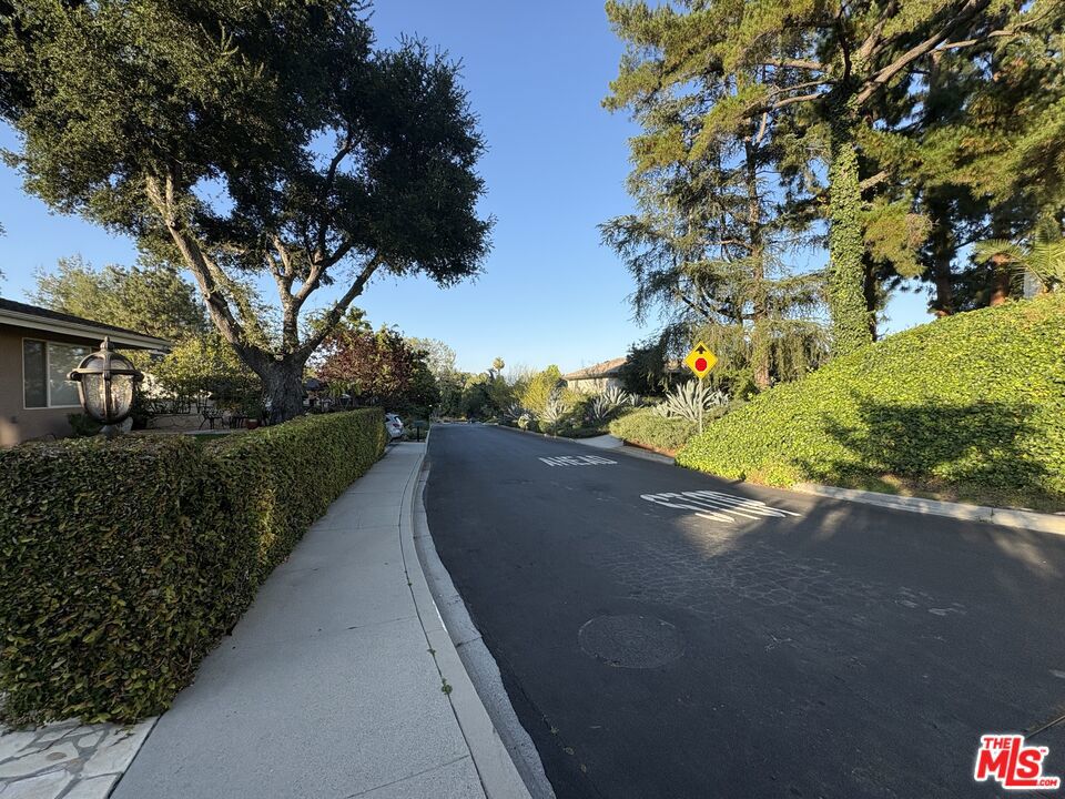 https://media.crmls.org/mediaz/23a1fea5-f12b-41b1-866c-e5f07a9968b9.jpg?preset=X-Large