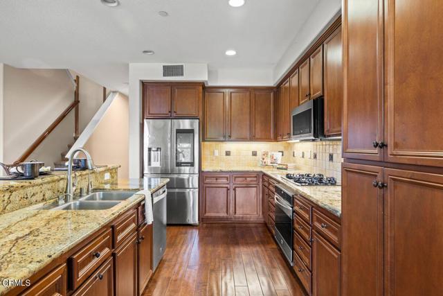 3004 Moonlight Park Avenue, Oxnard CA: https://media.crmls.org/mediaz/23a363d1-0ab6-405c-a065-d33804682d2c.jpg