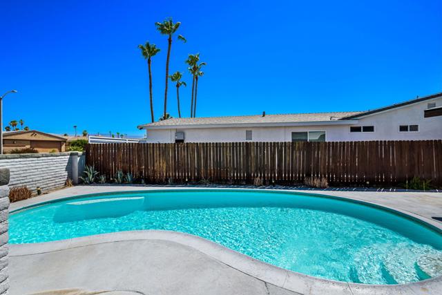 76761 Kentucky Avenue, Palm Desert CA: https://media.crmls.org/mediaz/23a43381-e220-4b12-9fed-ae29834bb984.jpg