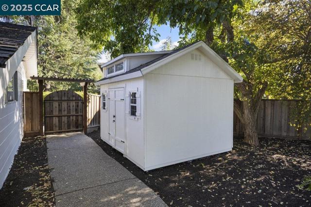 280 Fairway Dr, Danville CA: https://media.crmls.org/mediaz/23a95e35-0770-445c-8e23-e6697433d7bd.jpg