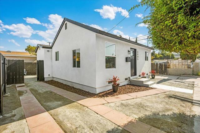 3905 3909 Cottonwood St, San Diego CA: https://media.crmls.org/mediaz/23aa2bec-25f8-4ddb-872a-aae7aaf44b42.jpg