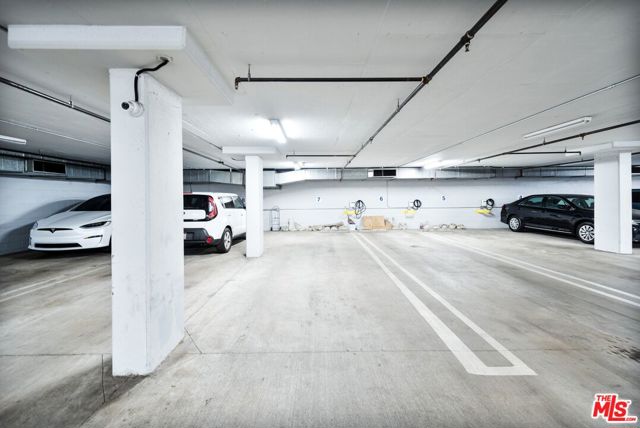 1043 S Kenmore Avenue, Los Angeles CA: https://media.crmls.org/mediaz/23aaa1c9-524f-4683-a49b-8528ffa506fe.jpg