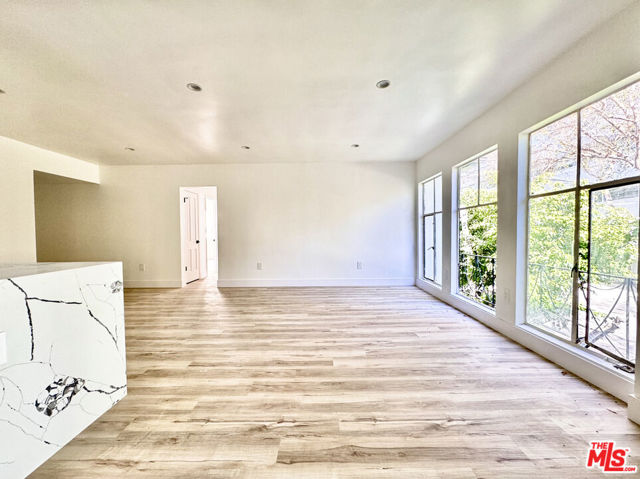 121 S Crescent Drive, Beverly Hills CA: https://media.crmls.org/mediaz/23aaec47-debc-4ec4-b847-4afbd10a5cf3.jpg