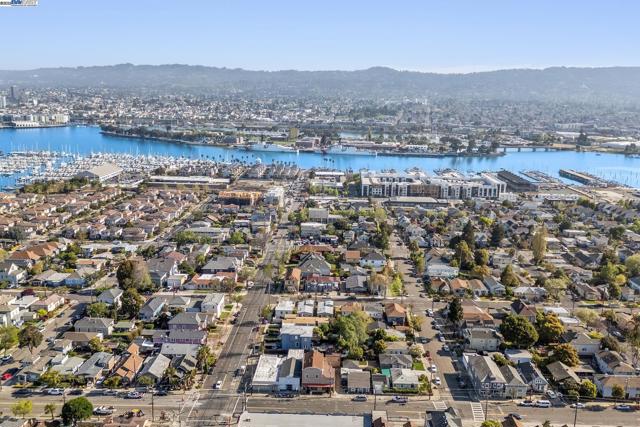 1707 Lincoln Ave, Alameda CA: https://media.crmls.org/mediaz/23abe481-92a2-4543-aa08-7e216cd54cde.jpg