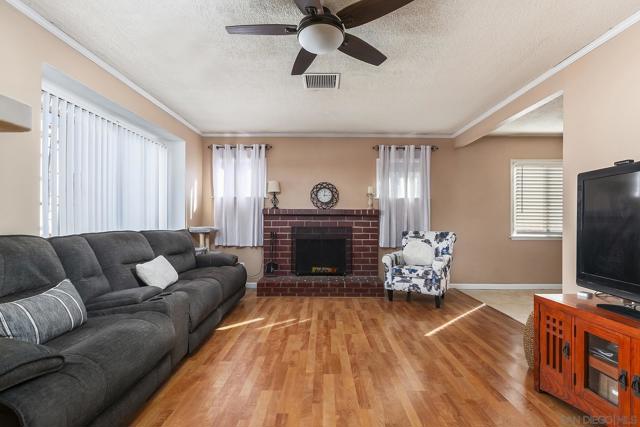 1256 TANGERINE ST, El Cajon CA: https://media.crmls.org/mediaz/23ac48f3-7ae4-488a-81f4-8d4731a703a8.jpg