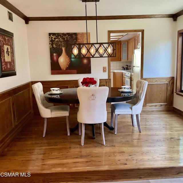 2455 Castlemont Court, Simi Valley CA: https://media.crmls.org/mediaz/23acaa43-6c39-4247-b630-5ba5c0ee2869.jpg