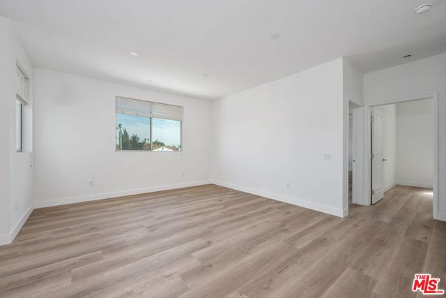 1183 CRENSHAW Boulevard, Los Angeles CA: https://media.crmls.org/mediaz/23acd017-d09d-48a0-8555-b3501c77d444.jpg