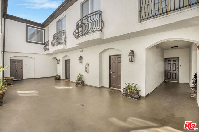 Image 6 of 32 For 5330 Satsuma Avenue