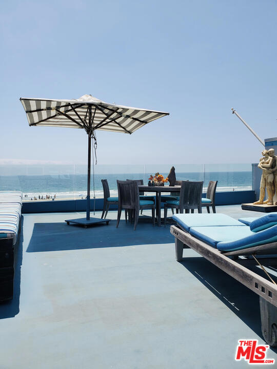 Rooftop Deck w Statue