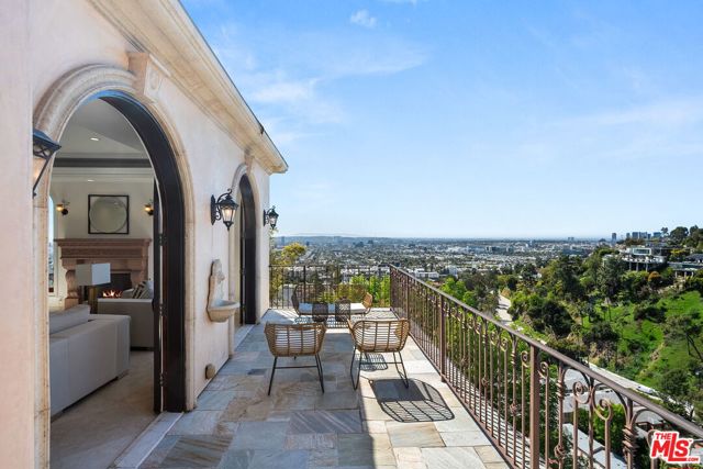 8027 Floral Avenue, Los Angeles CA: https://media.crmls.org/mediaz/23af5aeb-bb7a-457a-8f20-3a9f28b7e0ce.jpg