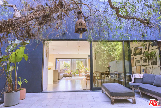 906 Superba Avenue, Venice CA: https://media.crmls.org/mediaz/23af911e-fef2-4ece-ad41-8e6c1e460df3.jpg
