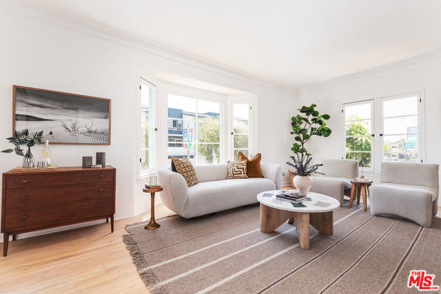 515 1/2 Rose Avenue, Venice CA: https://media.crmls.org/mediaz/23afd767-80e3-4edb-926c-3024234a9c04.jpg
