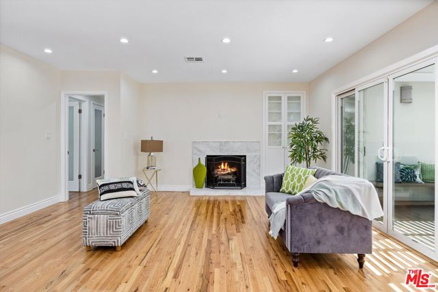 2376 Dewey Street, Santa Monica CA: https://media.crmls.org/mediaz/23b05f96-0d07-431b-9bd4-b09faf4cdc4d.jpg