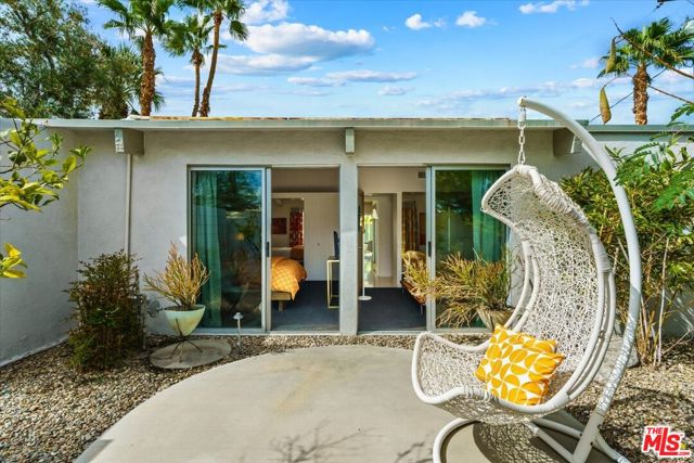 888 E Janet Circle, Palm Springs CA: https://media.crmls.org/mediaz/23b0b416-8917-47a8-a61c-ab6861c9a541.jpg