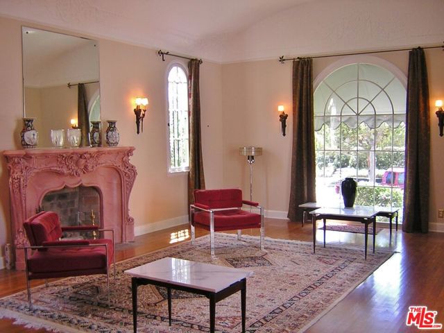 914 S Burnside Avenue, Los Angeles CA: https://media.crmls.org/mediaz/23b0bd25-6524-4be2-b733-2634867daab7.jpg