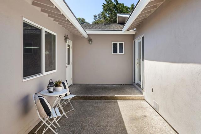 880 Moana Court, Palo Alto CA: https://media.crmls.org/mediaz/23b1901b-7249-4b76-be7c-f8202b5b847f.jpg