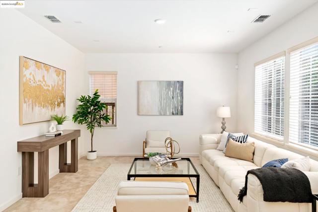 112 Willowrun Way, Oakley CA: https://media.crmls.org/mediaz/23b2d551-177e-408f-898c-53cad862979d.jpg