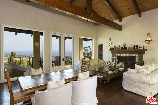 3504 Coast View Drive, Malibu CA: https://media.crmls.org/mediaz/23b2f732-b775-4ee8-bf73-203889373138.jpg