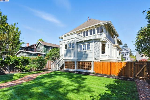 1247 Sherman, Alameda CA: https://media.crmls.org/mediaz/23b3c0b8-c23c-45c7-9407-47706f95f44a.jpg