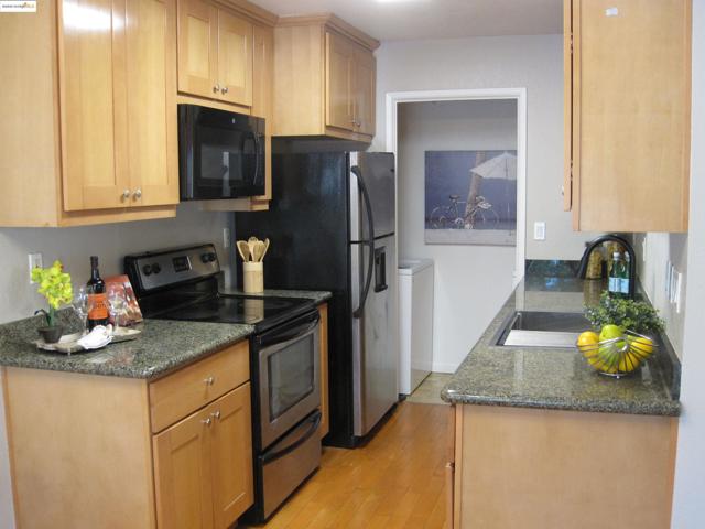26811 Hayward Blvd, Hayward CA: https://media.crmls.org/mediaz/23b3cfaf-ec98-4e11-90cb-e1d08efafd46.jpg