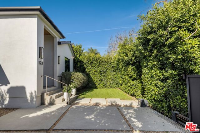 123 S Kilkea Drive, Los Angeles CA: https://media.crmls.org/mediaz/23b44db1-0d99-4e3f-a7e6-9581449f010a.jpg