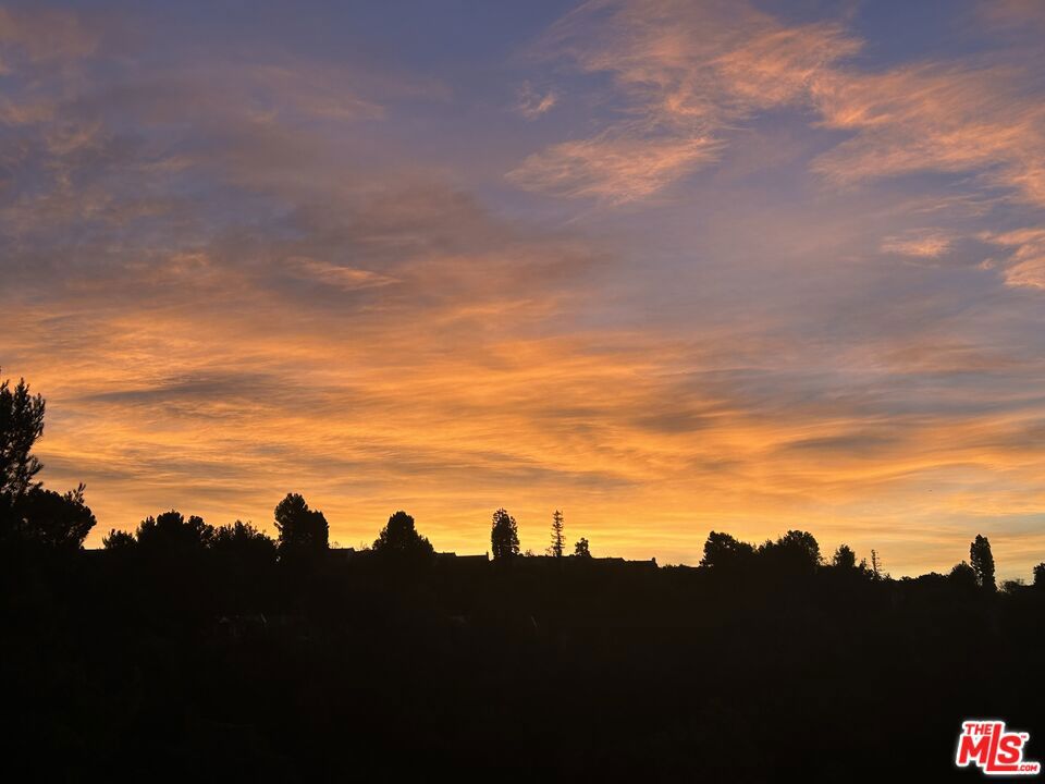 https://media.crmls.org/mediaz/23b4efbe-3846-4f84-97b9-ba8dfe8aa678.jpg?preset=X-Large