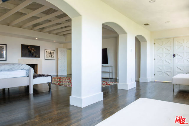 2249 Mountain Oak Drive, Los Angeles CA: https://media.crmls.org/mediaz/23b511a9-2187-4842-ab48-f41f56eee9d1.jpg