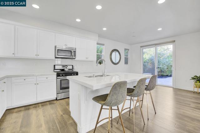 330 Pacifica Dr, Brentwood CA: https://media.crmls.org/mediaz/23b53021-4daa-475f-8430-d5dfafd906c6.jpg