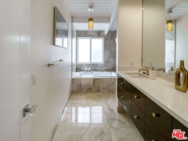 6601 E Seaside Walk, Long Beach CA: https://media.crmls.org/mediaz/23b5599a-e14f-472d-b3d0-00ab672bc52f.jpg