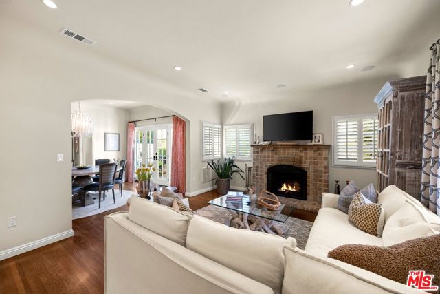 403 S Bundy Drive, Los Angeles CA: https://media.crmls.org/mediaz/23b611d5-0242-49d9-8510-3fc7d383cc9f.jpg