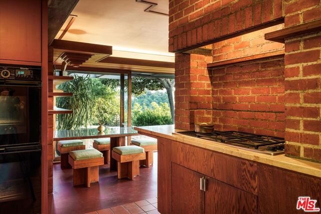 4260 Sea View Lane, Los Angeles CA: https://media.crmls.org/mediaz/23b73d50-4dc3-43ba-bce4-9926e5dd491a.jpg