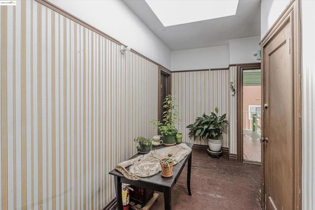 263 ATHOL, Oakland CA: https://media.crmls.org/mediaz/23b7af8a-6412-4fac-9aad-fdfbd76de34f.jpg