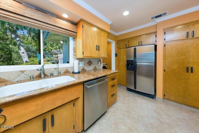 1372 Inverness Drive, Pasadena CA: https://media.crmls.org/mediaz/23b84613-2b57-47c2-adae-1d37dabe40cd.jpg