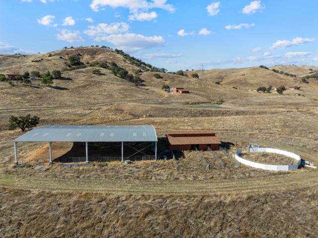 20101 Panoche Road, Paicines CA: https://media.crmls.org/mediaz/23b925ad-ac78-47ad-9780-932cad93af64.jpg