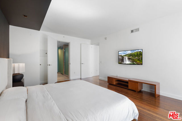 6250 Hollywood Boulevard, Los Angeles CA: https://media.crmls.org/mediaz/23b9b794-5cc3-4239-8c6c-86a052c7acb0.jpg