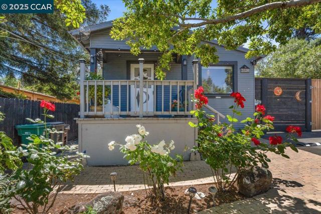 8041 Winthrope St, Oakland CA: https://media.crmls.org/mediaz/23b9ef0f-f1cc-4d74-bdb6-0e519edb28c9.jpg
