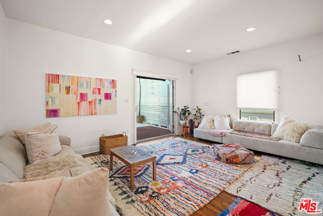 236 5th Avenue, Venice CA: https://media.crmls.org/mediaz/23ba388c-979d-495c-978f-78deceef1dc8.jpg