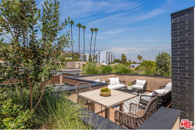919 1/2 Hilldale Avenue, West Hollywood CA: https://media.crmls.org/mediaz/23ba4c01-7143-4841-9bad-a826ca93b81d.jpg