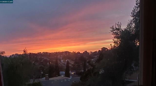 18367 Apricot Way, Castro Valley CA: https://media.crmls.org/mediaz/23baa5cf-7cdd-4153-bed7-928a1a9b358a.jpg