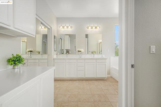 1008 Finn Way, Brentwood CA: https://media.crmls.org/mediaz/23bae33d-48c3-4264-989e-8f87307dc7e8.jpg