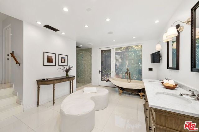 26799 Pacific Coast Highway, Malibu CA: https://media.crmls.org/mediaz/23bc7f26-b6f6-4dd7-a06e-ae0d23dd62a2.jpg
