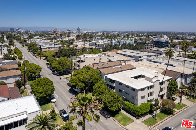 1101 Lincoln Boulevard, Santa Monica CA: https://media.crmls.org/mediaz/23bd1008-8c28-4a54-9bf1-517a8c74917c.jpg