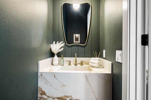 33 Calle La Reina, Rancho Mirage CA: https://media.crmls.org/mediaz/23bd2582-4e4d-4562-b350-a32cad832f90.jpg