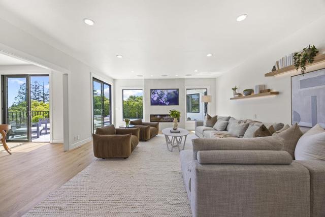 1095 Macadamia Drive, Hillsborough CA: https://media.crmls.org/mediaz/23bd3723-c422-4216-9349-9c4836265019.jpg