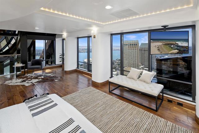 100 Harbor Dr, San Diego CA: https://media.crmls.org/mediaz/23bf3041-ec7a-4853-8fce-401af15f9611.jpg