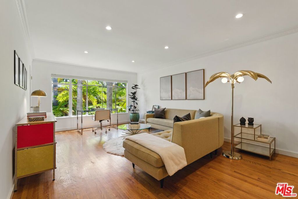 1615 N LAUREL Avenue #211